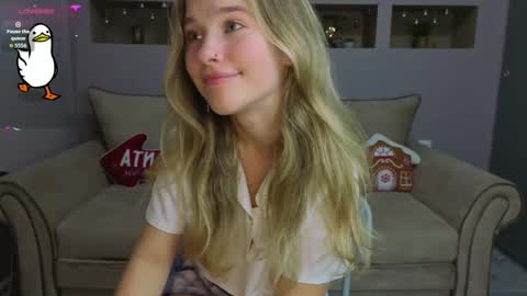 Snapshot of lynntiny chatting on 12.14.25 Lynn online show from 12.14.25