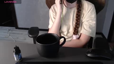 Snapshot of m00n8kiki chatting on 11.20.25 Ksu online show from 11.20.25