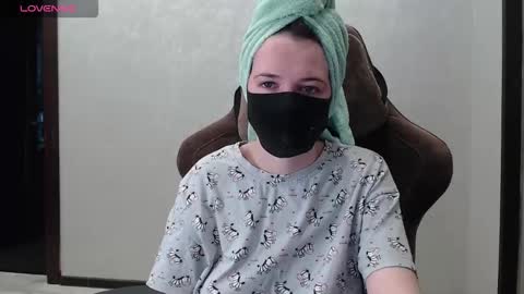 Snapshot of m00n8kiki chatting on 11.25.25 Ksu online show from 11.25.25