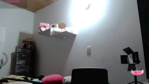 Snapshot of m1la_18 chatting on 05.27.26 mila online show from 05.27.26