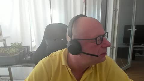 Snapshot of machinegun3dx chatting on 11.28.25 Andy online show from 11.28.25