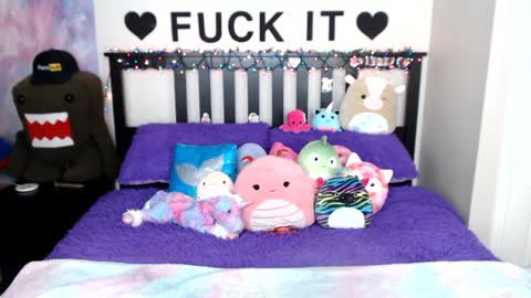 Snapshot of mackenziewolfe chatting on 12.17.24 Mackenzie Wolfe online show from 12.17.24