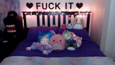 Snapshot of mackenziewolfe chatting on 12.18.24 Mackenzie Wolfe online show from 12.18.24