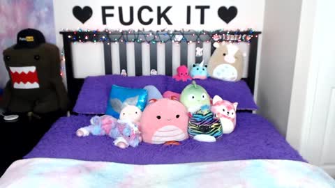 Snapshot of mackenziewolfe chatting on 12.20.24 Mackenzie Wolfe online show from 12.20.24