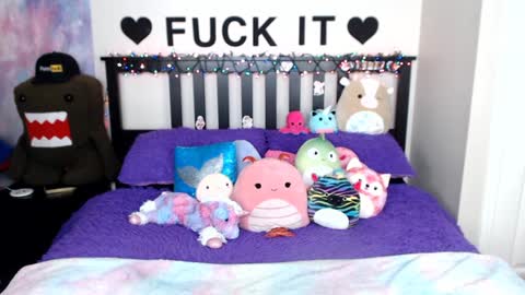 Snapshot of mackenziewolfe chatting on 12.21.24 Mackenzie Wolfe online show from 12.21.24