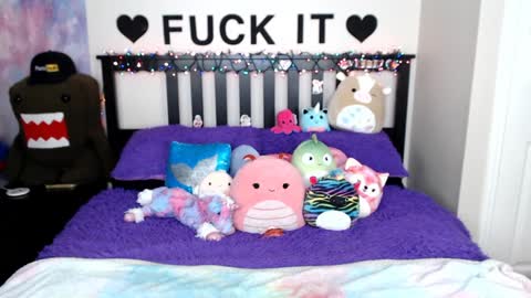 Snapshot of mackenziewolfe chatting on 12.22.24 Mackenzie Wolfe online show from 12.22.24