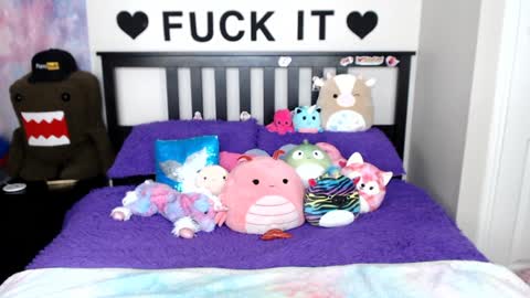 Snapshot of mackenziewolfe chatting on 01.11.25 Mackenzie Wolfe online show from 01.11.25