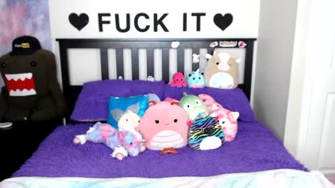 Snapshot of mackenziewolfe chatting on 01.17.25 Mackenzie Wolfe online show from 01.17.25