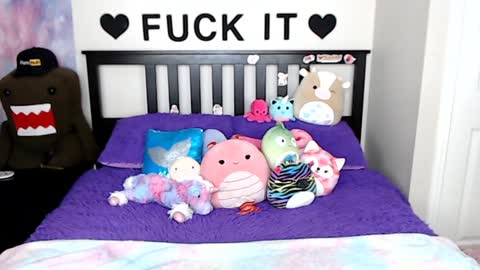 Snapshot of mackenziewolfe chatting on 02.04.25 Mackenzie Wolfe online show from 02.04.25