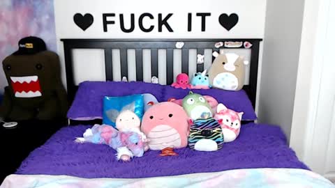 Snapshot of mackenziewolfe chatting on 02.25.25 Mackenzie Wolfe online show from 02.25.25