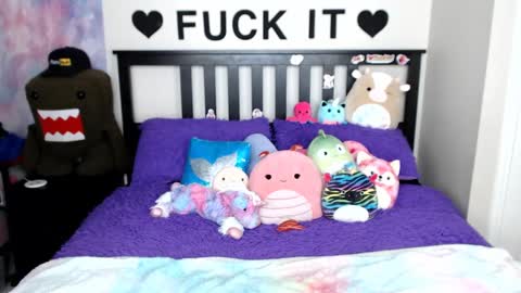 Snapshot of mackenziewolfe chatting on 03.02.25 Mackenzie Wolfe online show from 03.02.25