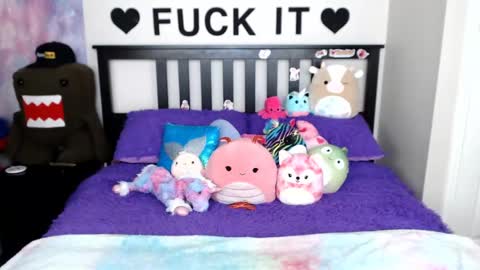 Snapshot of mackenziewolfe chatting on 03.08.25 Mackenzie Wolfe online show from 03.08.25