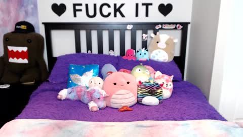 Snapshot of mackenziewolfe chatting on 09.22.25 Mackenzie Wolfe online show from 09.22.25