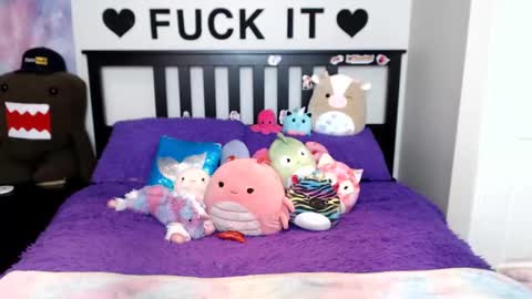 Snapshot of mackenziewolfe chatting on 09.24.25 Mackenzie Wolfe online show from 09.24.25