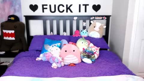 Snapshot of mackenziewolfe chatting on 09.29.25 Mackenzie Wolfe online show from 09.29.25