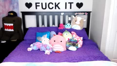 Snapshot of mackenziewolfe chatting on 10.01.25 Mackenzie Wolfe online show from 10.01.25