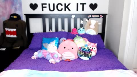 Snapshot of mackenziewolfe chatting on 10.10.25 Mackenzie Wolfe online show from 10.10.25