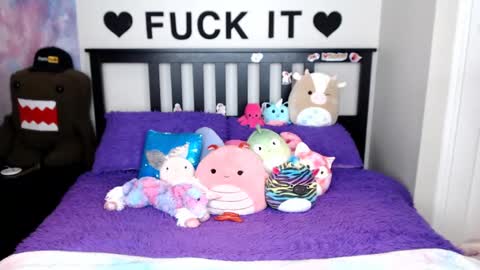 Snapshot of mackenziewolfe chatting on 10.11.25 Mackenzie Wolfe online show from 10.11.25