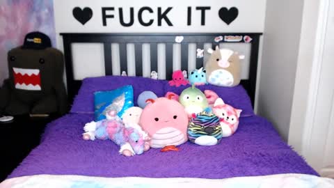 Snapshot of mackenziewolfe chatting on 10.13.25 Mackenzie Wolfe online show from 10.13.25