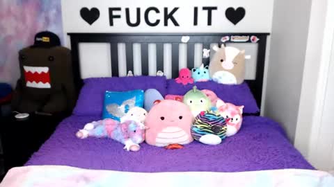 Snapshot of mackenziewolfe chatting on 10.18.25 Mackenzie Wolfe online show from 10.18.25