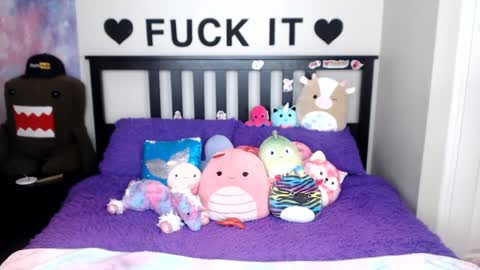 Snapshot of mackenziewolfe chatting on 10.24.25 Mackenzie Wolfe online show from 10.24.25