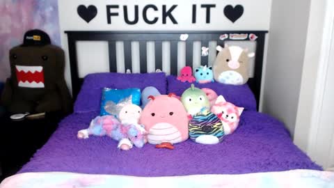 Snapshot of mackenziewolfe chatting on 10.25.25 Mackenzie Wolfe online show from 10.25.25