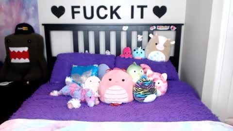 Snapshot of mackenziewolfe chatting on 10.26.25 Mackenzie Wolfe online show from 10.26.25