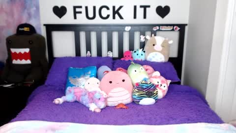 Snapshot of mackenziewolfe chatting on 10.30.25 Mackenzie Wolfe online show from 10.30.25