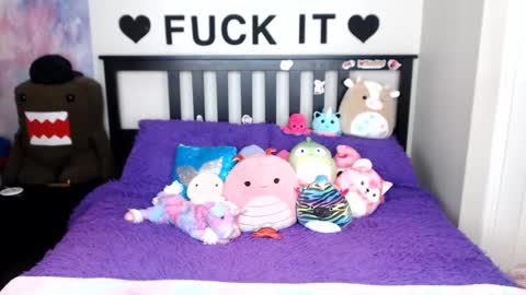 Snapshot of mackenziewolfe chatting on 11.03.25 Mackenzie Wolfe online show from 11.03.25