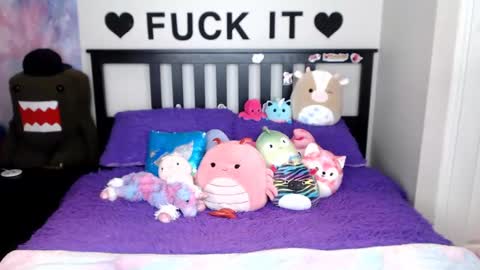 Snapshot of mackenziewolfe chatting on 11.05.25 Mackenzie Wolfe online show from 11.05.25