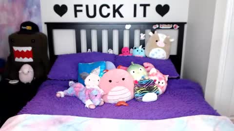 Snapshot of mackenziewolfe chatting on 11.17.25 Mackenzie Wolfe online show from 11.17.25