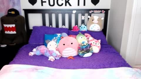 Snapshot of mackenziewolfe chatting on 11.21.25 Mackenzie Wolfe online show from 11.21.25