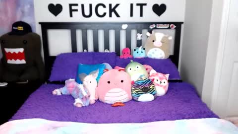 Snapshot of mackenziewolfe chatting on 11.25.25 Mackenzie Wolfe online show from 11.25.25