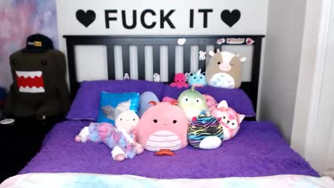 Snapshot of mackenziewolfe chatting on 11.27.25 Mackenzie Wolfe online show from 11.27.25