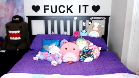 Snapshot of mackenziewolfe chatting on 11.28.25 Mackenzie Wolfe online show from 11.28.25