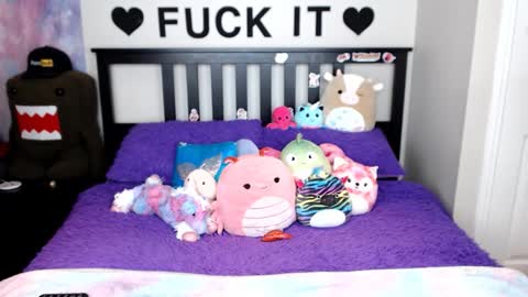 Snapshot of mackenziewolfe chatting on 12.01.25 Mackenzie Wolfe online show from 12.01.25