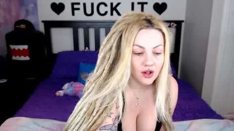 Snapshot of mackenziewolfe chatting on 12.15.25 Mackenzie Wolfe online show from 12.15.25