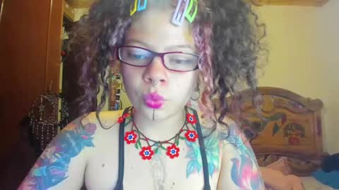 Snapshot of madam_sativa chatting on 02.11.25 di online show from 02.11.25