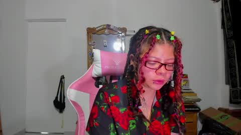 Snapshot of madam_sativa chatting on 03.06.25 di online show from 03.06.25