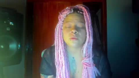 Snapshot of madam_sativa chatting on 09.18.25 di online show from 09.18.25