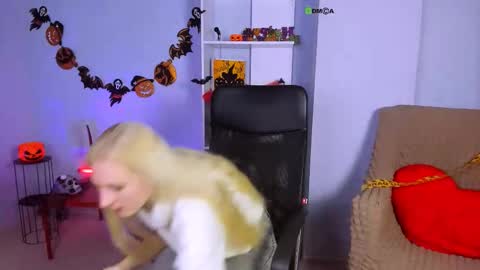 Snapshot of madam_ulis chatting on 10.27.25 Ulis online show from 10.27.25