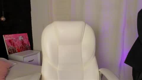Snapshot of madame_lilith chatting on 01.17.25 madame lilith online show from 01.17.25
