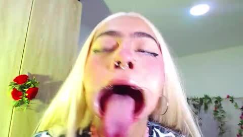 Snapshot of maddiie_and_clyde chatting on 11.02.25 maddiie and clyde online show from 11.02.25