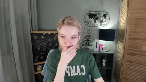 Snapshot of madelaines chatting on 12.23.25 madelaines online show from 12.23.25