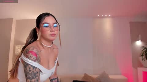 Snapshot of madisoncollinsx chatting on 11.06.25 Maddi Collins online show from 11.06.25