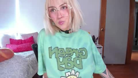 Maeve  schedule 11 am- 530 pm colombia time  online show from 02.25.26