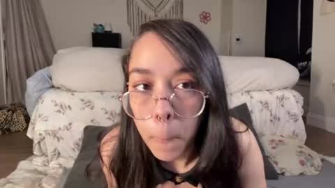 Snapshot of maemariposa chatting on 06.18.26 Mae Mariposa online show from 06.18.26