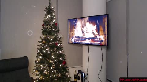 Snapshot of maevemads chatting on 12.14.24 Meaves online show from 12.14.24