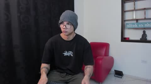 Snapshot of magic_boy01 chatting on 12.11.24 Damian Rivers online show from 12.11.24
