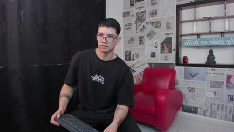 Snapshot of magic_boy01 chatting on 01.08.25 Damian Rivers online show from 01.08.25